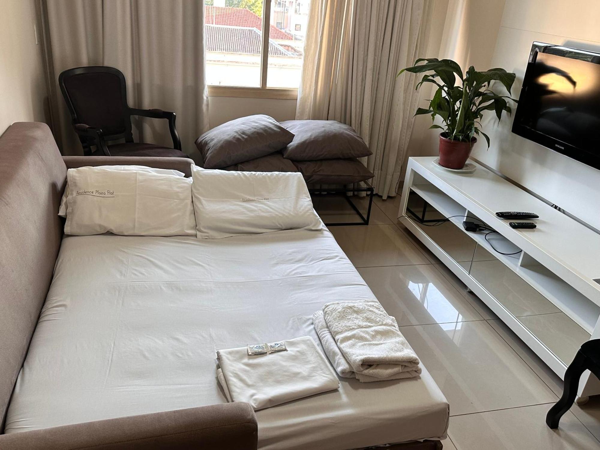 Apartment Plaza Flat *